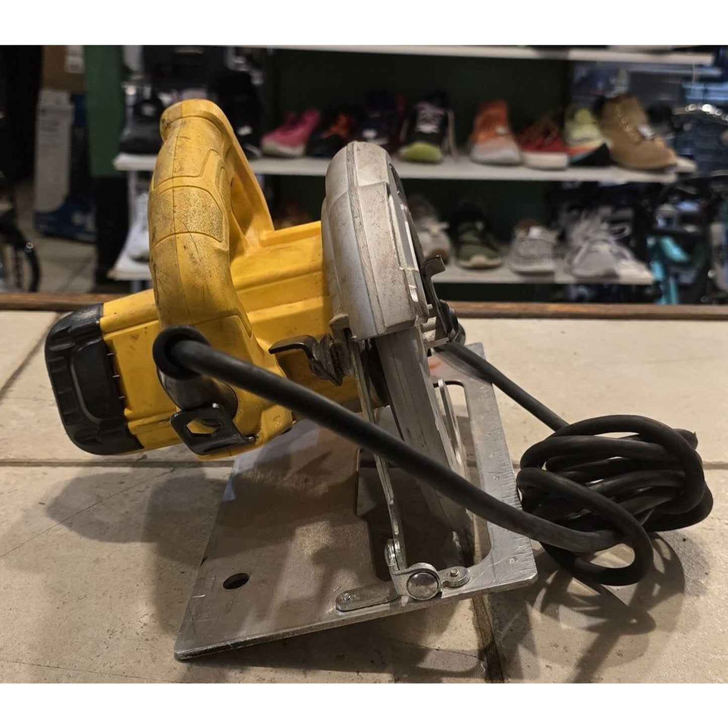 Dewalt DWE575 15 Amp Corded 7-1/4 in. Lightweight Circular Saw