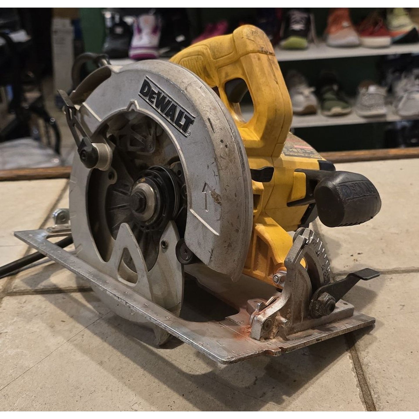 Dewalt DWE575 15 Amp Corded 7-1/4 in. Lightweight Circular Saw