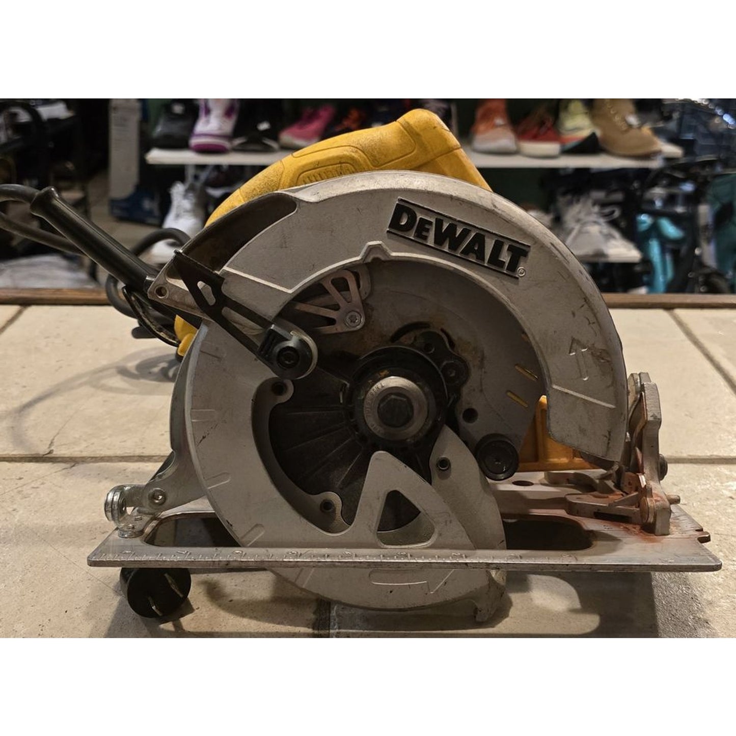 Dewalt DWE575 15 Amp Corded 7-1/4 in. Lightweight Circular Saw