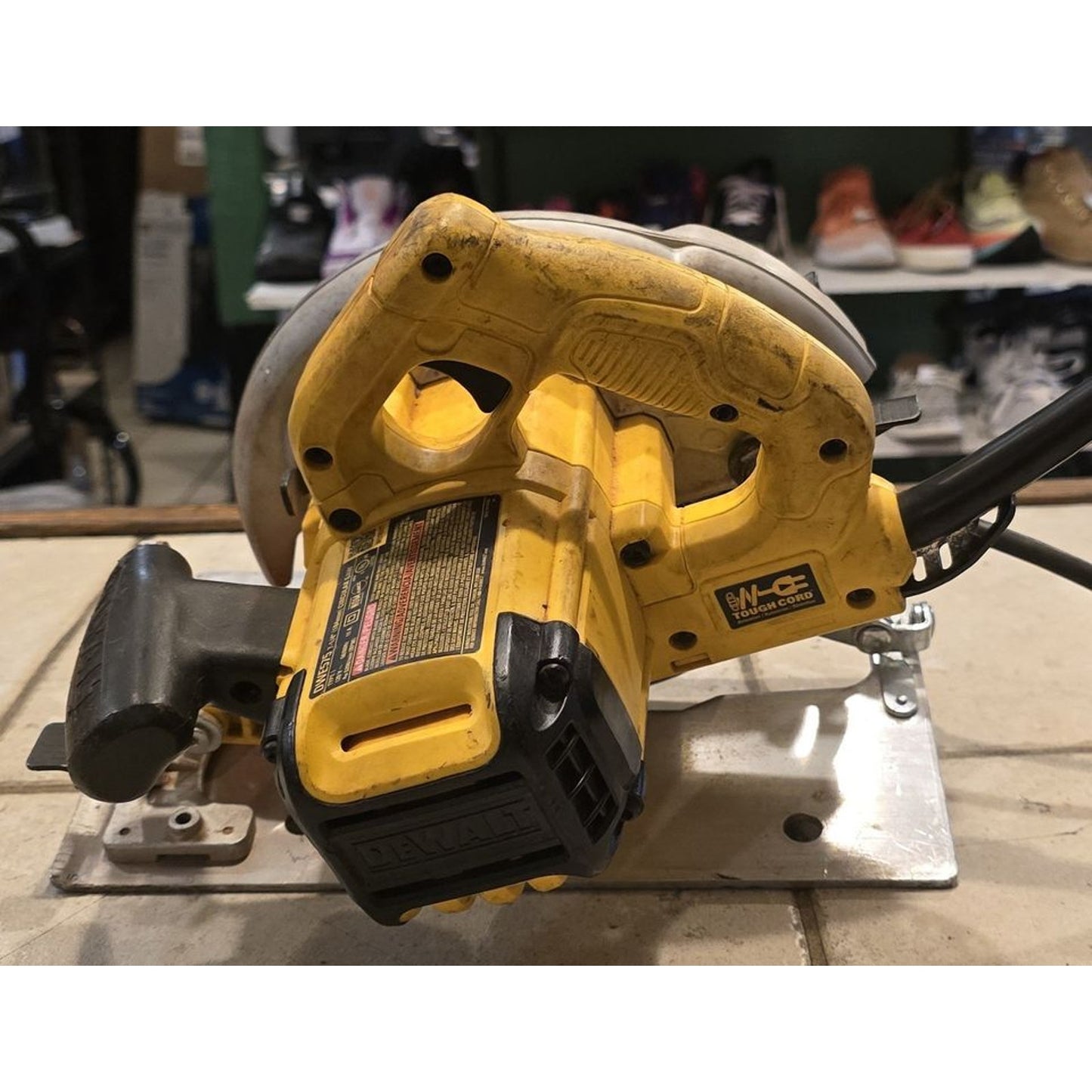 Dewalt DWE575 15 Amp Corded 7-1/4 in. Lightweight Circular Saw