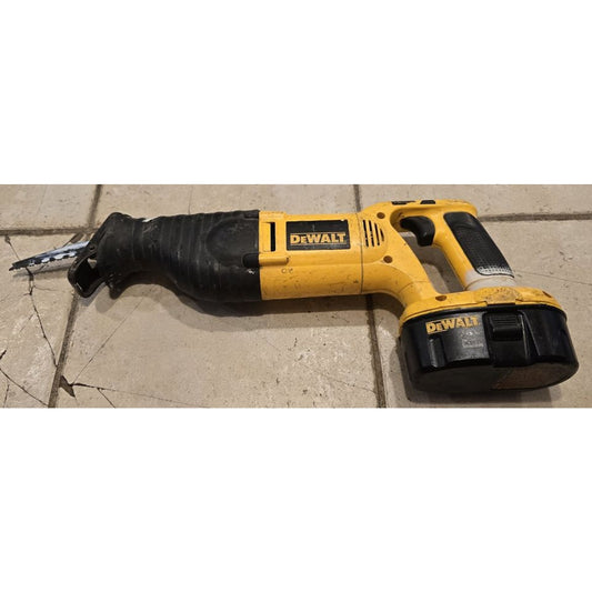 DeWalt DW938 18-Volt Cordless Reciprocating Saw Sawzall Variable Speed w/ Battery